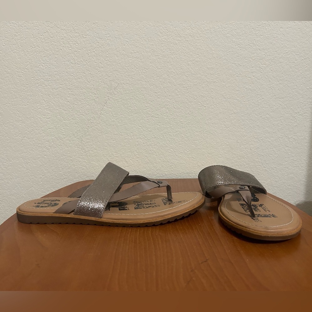 Sorel Women's Ella II Easy Flip Thong Flip-Flops Sandal in Ash and Gold Size 7